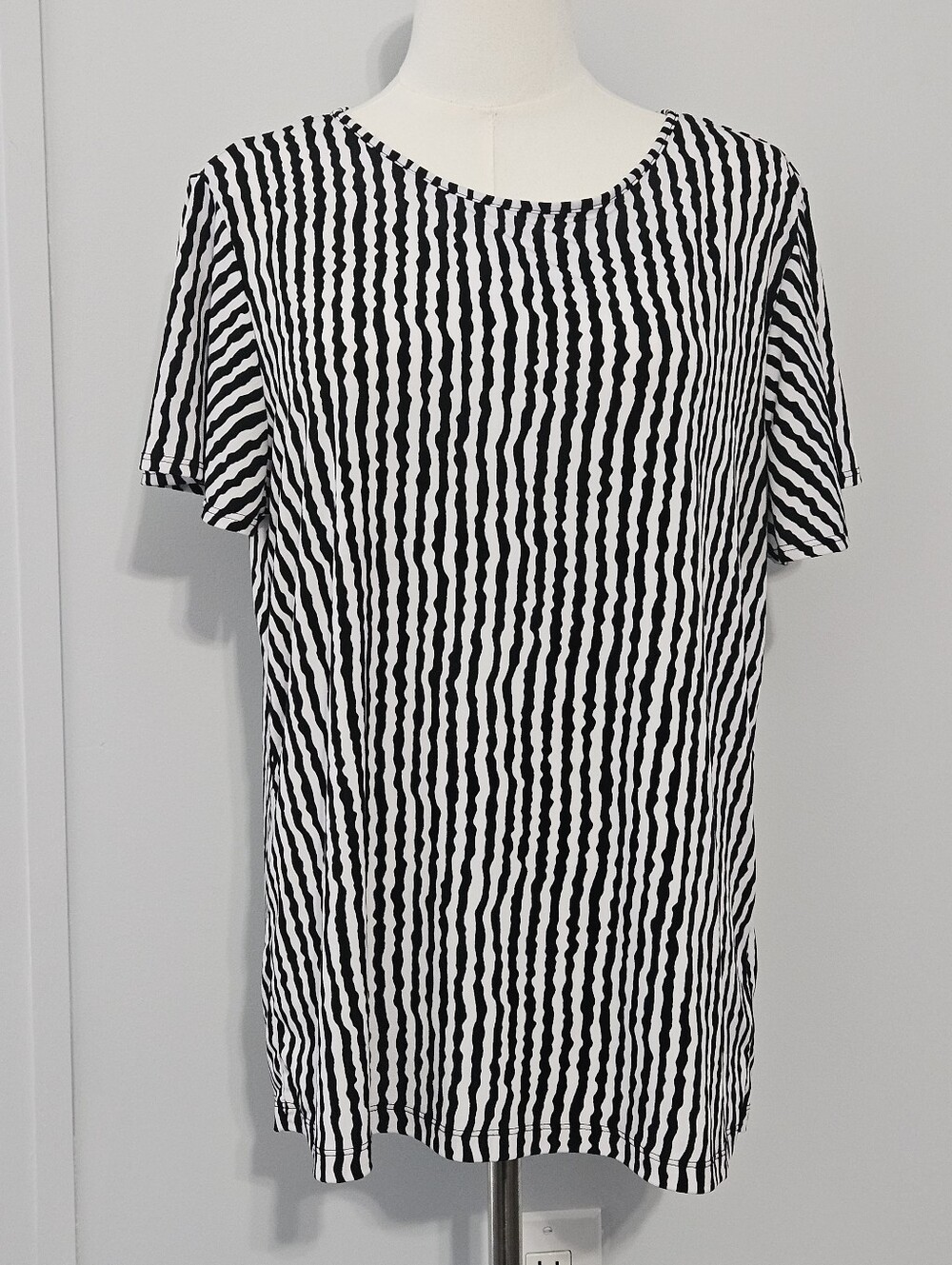Jones New York Referee Size L Polyester Black White Vertical Jagged Striped Shor